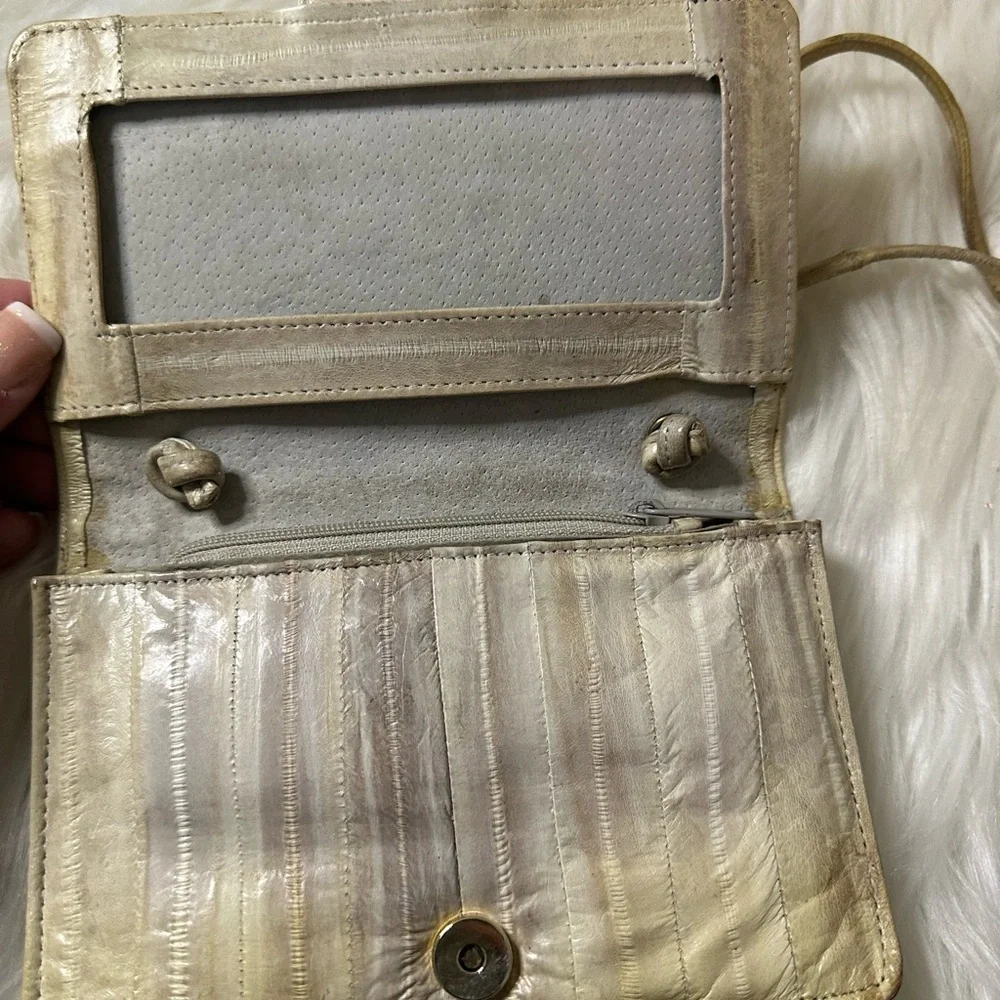 💜3/$15 Elegant Cream Leather Crossbody Bag